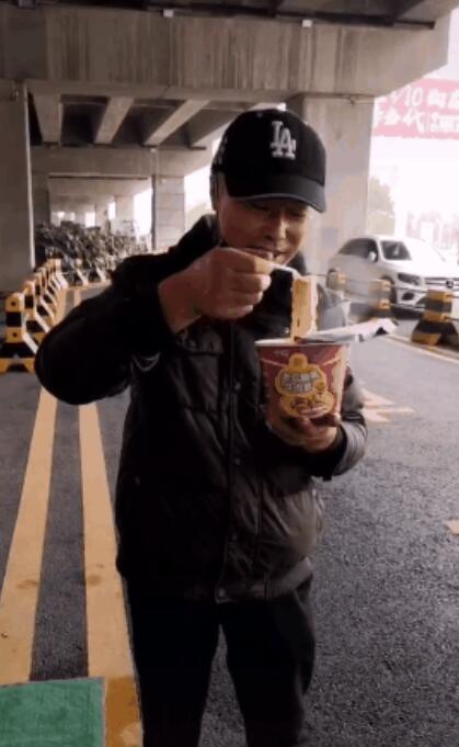 吃瓜网红东北大哥是谁,吃瓜网红东北大哥的真实身份 第1张 吃瓜网红东北大哥是谁,吃瓜网红东北大哥的真实身份 第1张